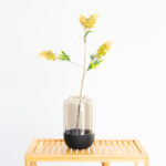 Rama Decorativa con Flores Amarillas – Estilo Minimalista